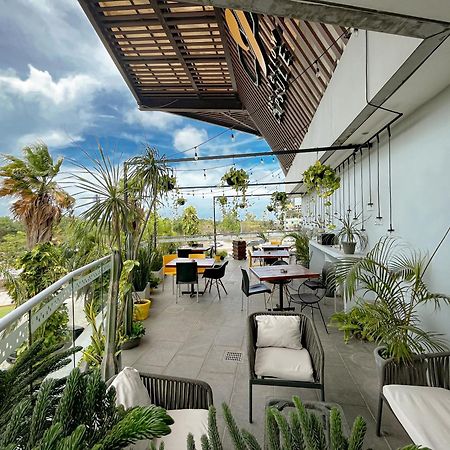 The Yellow Capsule Cancun Close To Airport ภายนอก รูปภาพ